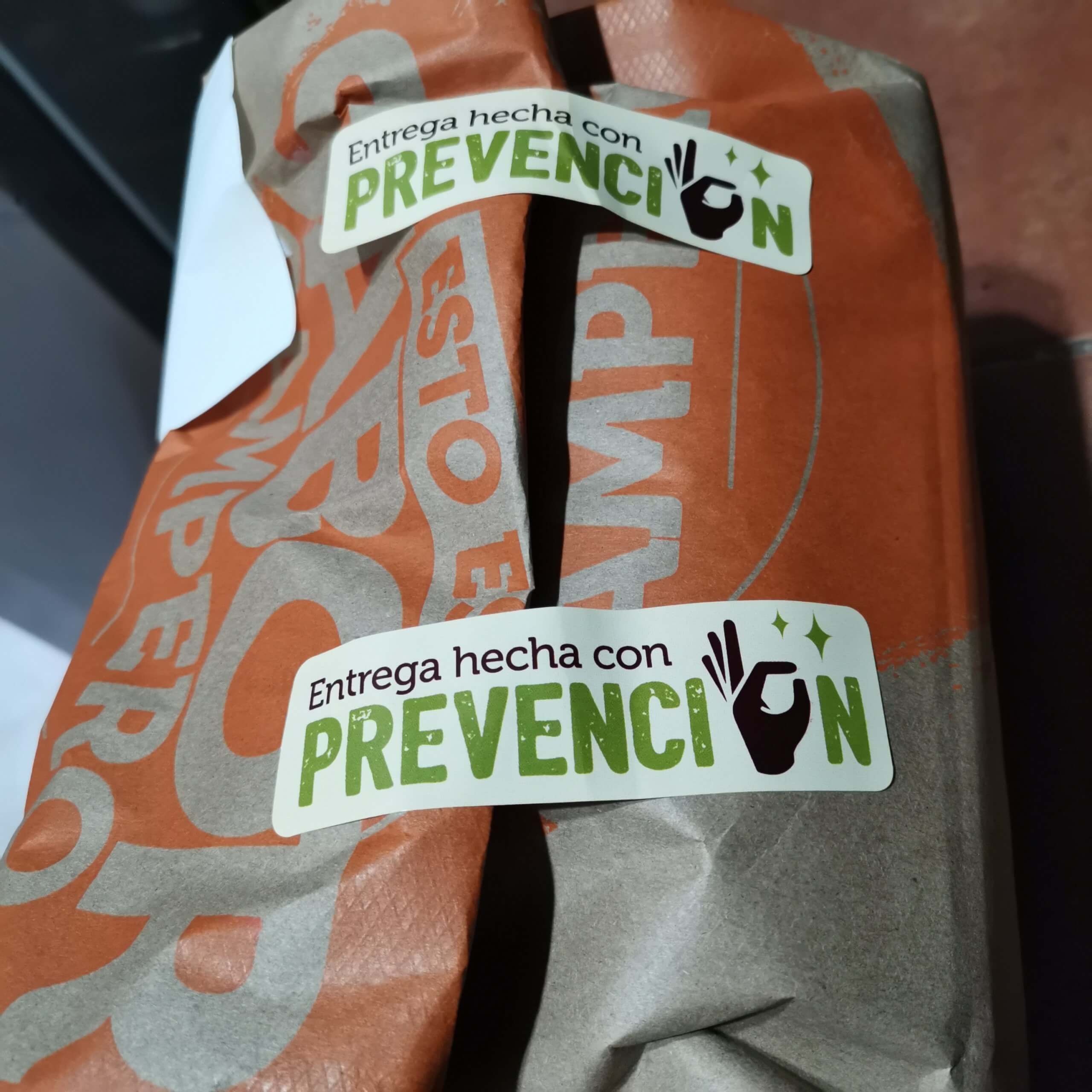 Imagen que contiene vistiendo, béisbol, dona, camiseta

Descripción generada automáticamente